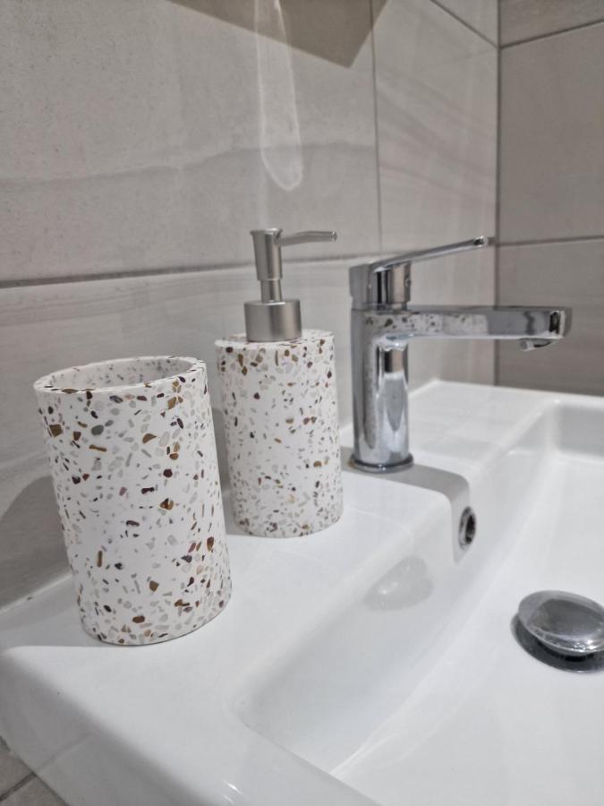 Modern - Travellers & Contractors Welcomed Apartment