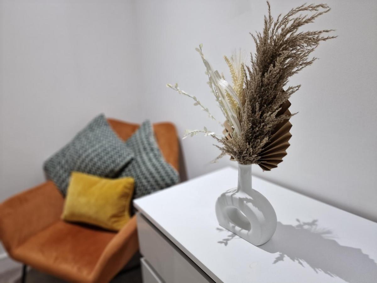 Modern - Travellers & Contractors Welcomed Apartment