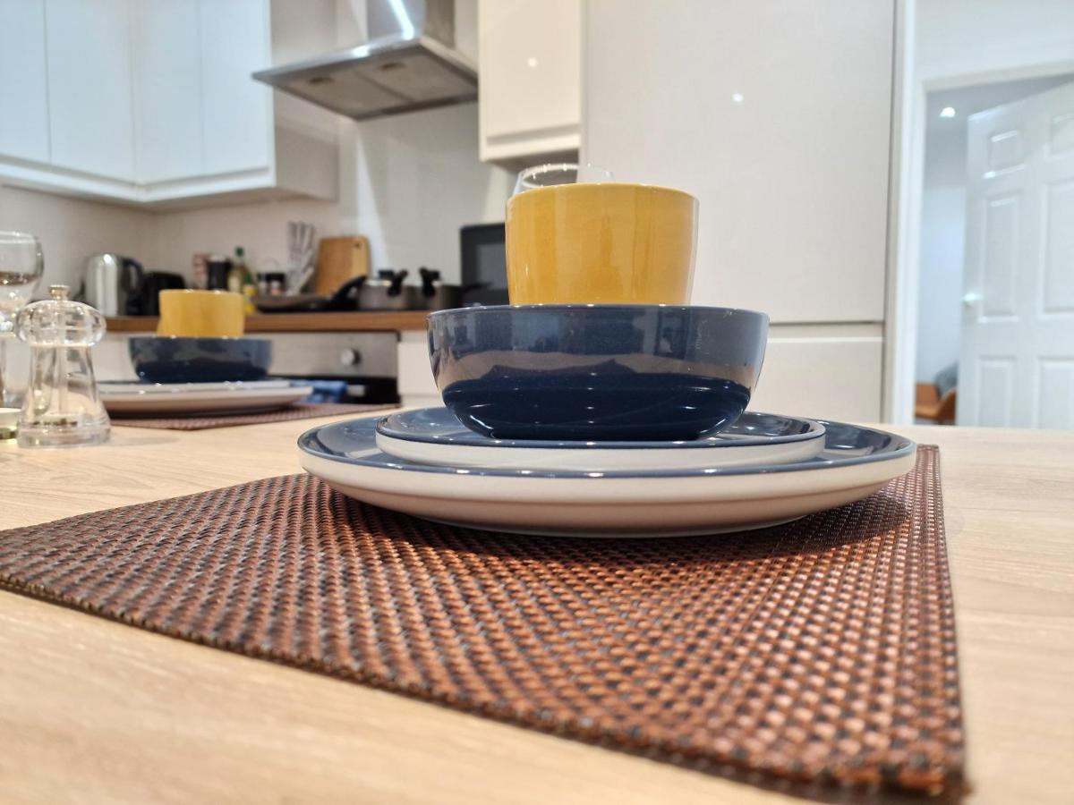 Modern - Travellers & Contractors Welcomed Apartment