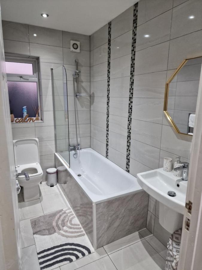 Modern - Travellers & Contractors Welcomed