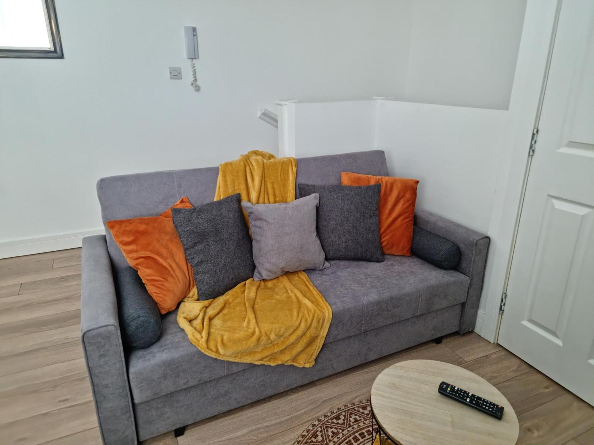 Modern - Travellers & Contractors Welcomed Watford (Hertfordshire)